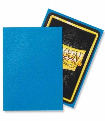 Funda azul zafiro mate Dragon Shield protegiendo carta de juego