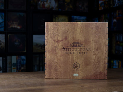 Caja de madera con remaches metálicos y logo Stone Maier Games del juego
