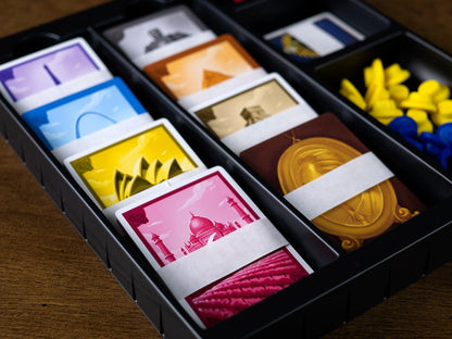 Organizador negro con compartimentos para cartas de continentes y fichas