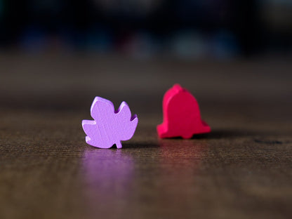 Fichas de madera en forma de hoja de vid morada y campana rosa del juego