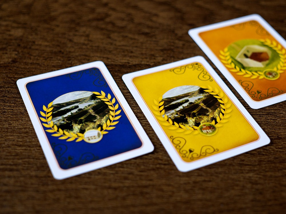Tres cartas de paisaje vitivinícola con laurel dorado del juego Viticulture World