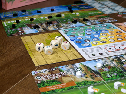 Dados de animales y cartas de juego Wingspan Asia sobre superficie de madera