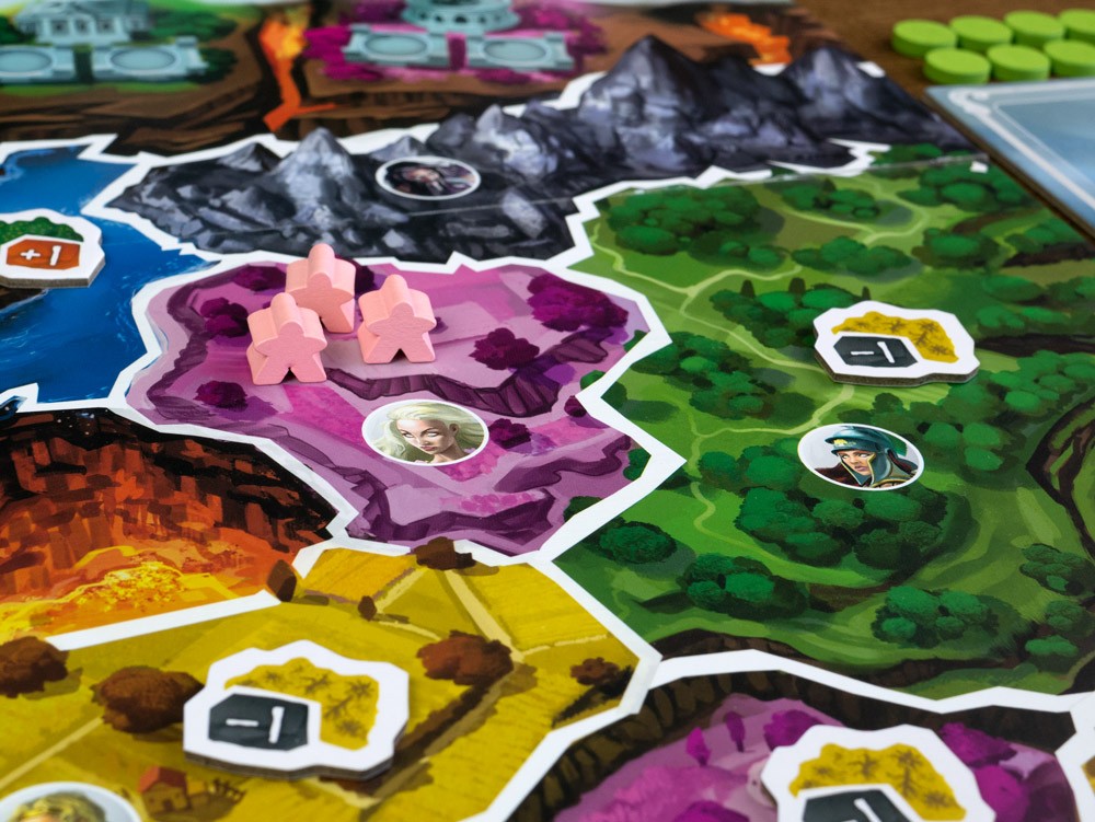 Dioses de Roma: vista cenital del mapa hexagonal con biomas y miniaturas rosa
