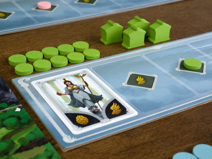 Dioses de Roma: detalle de carta diosa romana y miniaturas verdes sobre tablero azul