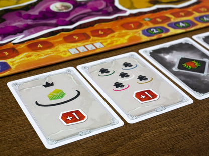 Dioses de Roma: cartas de mecánicas de juego sobre superficie oscura