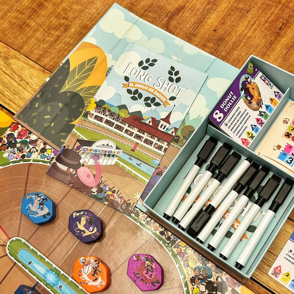 Juego de mesa Long Shot con tablero de carreras y caballos de colores sobre madera