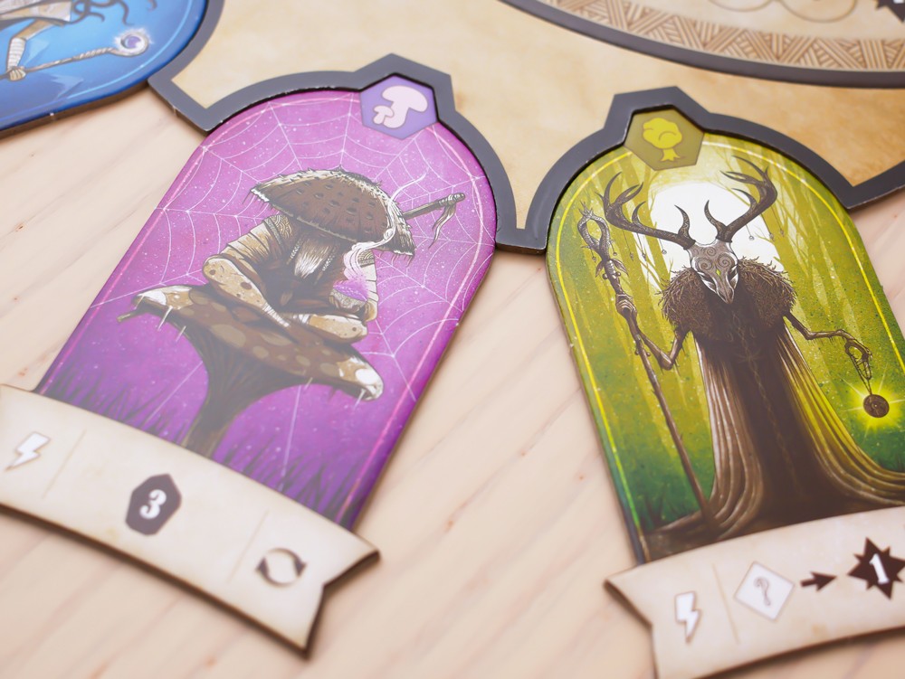 Fichas de juego Rauha con ilustraciones de hongo y árbol sobre madera