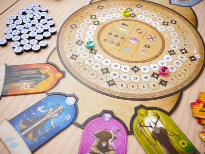 Tablero circular numerado Rauha con marcadores de colores y cartas