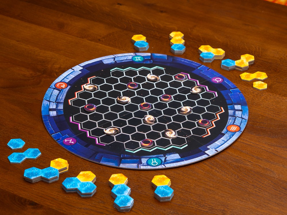 Tablero circular juego estrategia Duelo en Orión con red de hexágonos y fichas distribuidas