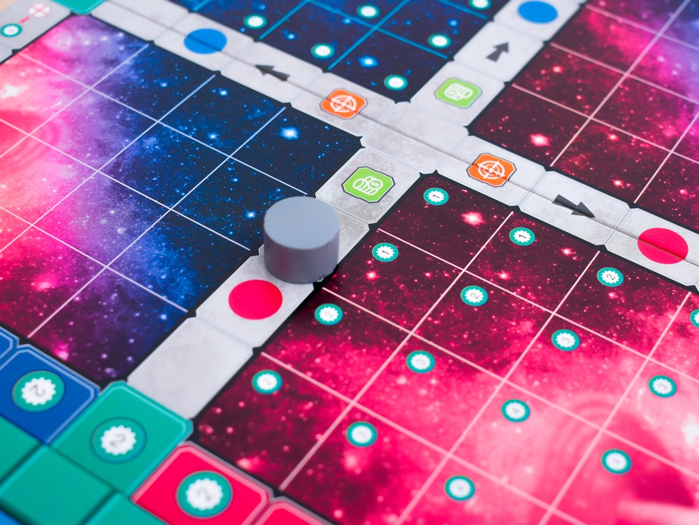 Primer plano tablero juego de mesa espacial con camino de nebulosas y fichas de recursos