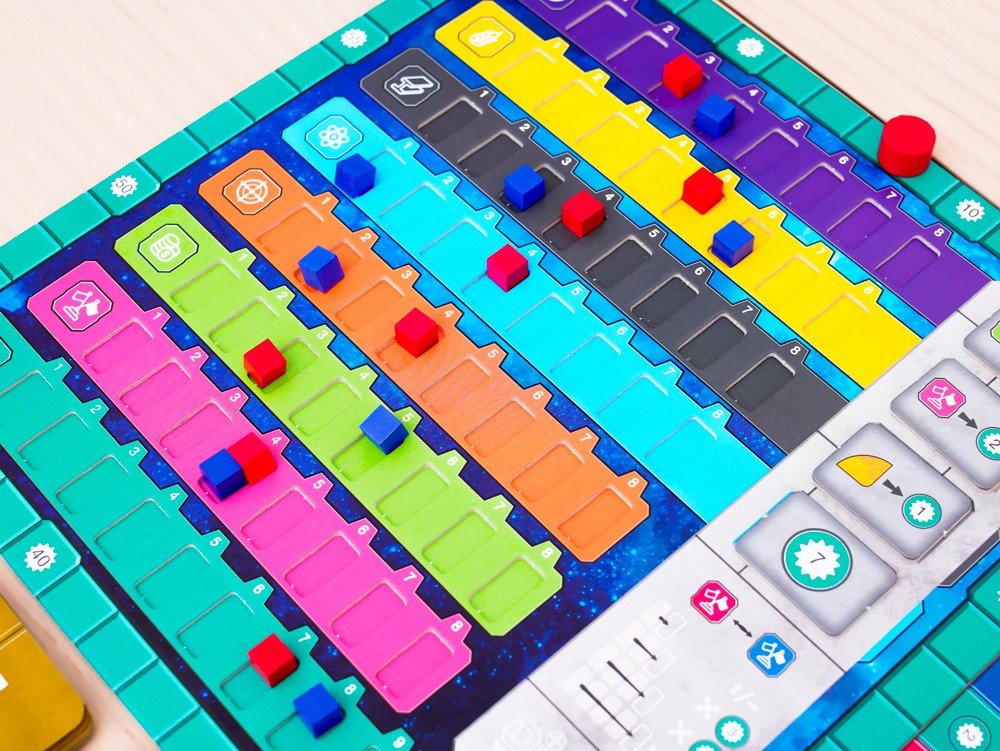 Tablero juego espacial con pistas de colores numeradas, cubos pequeños y mecanismo giratorio
