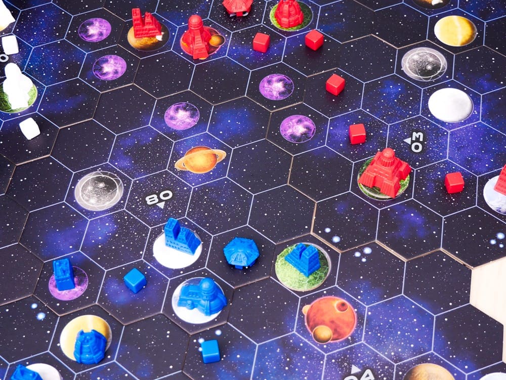 Mapa estelar hexagonal con miniaturas y cubos de recursos en Gaia Project