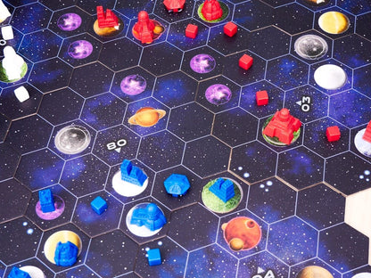 Mapa estelar hexagonal con miniaturas y cubos de recursos en Gaia Project