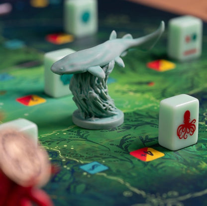 Detalle de miniatura de tiburón gris y cubo marcador de pulpo