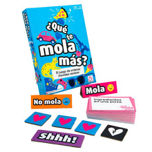 Contenido del party game: baraja de cartas, marcadores Mola/Shhh y tarjetas de puntuación sobre fondo blanco
