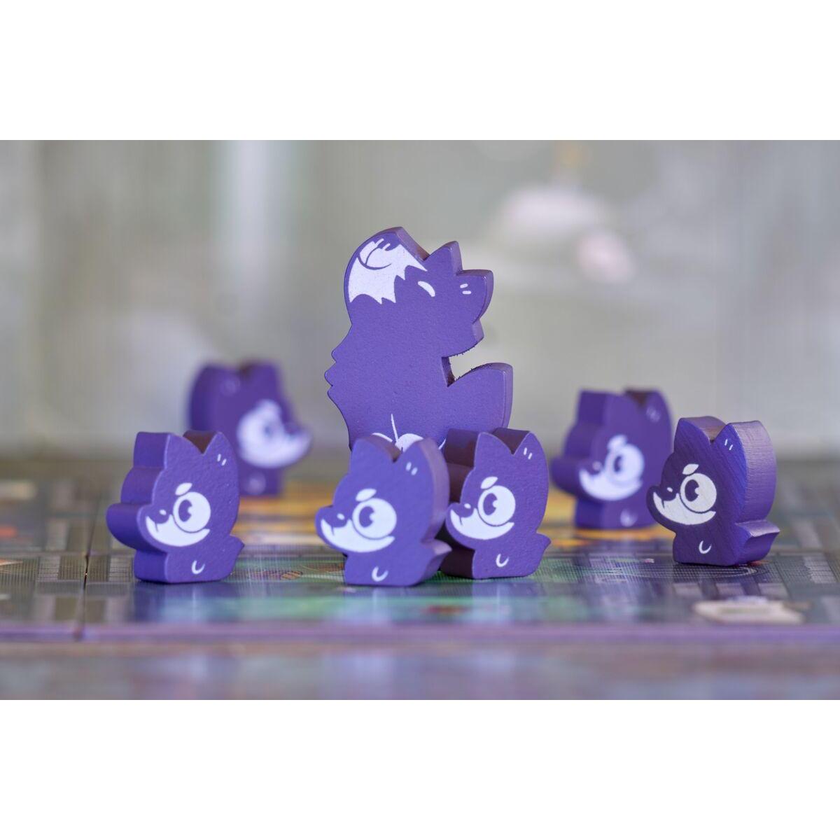 Fichas de madera violetas de monstruos sonrientes y lobo sobre el tablero de juego