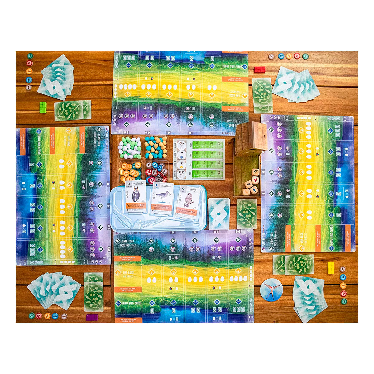 Juego de mesa Wingspan montado con tableros, cartas de aves y fichas de alimento