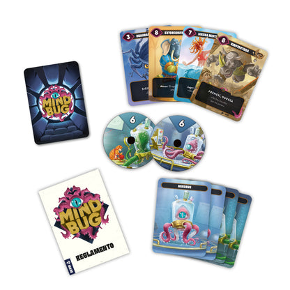 Componentes del juego de cartas Mindbug: cartas, contadores y reglamento en mesa