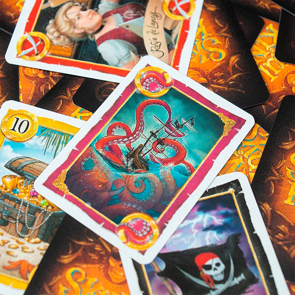 Detalle de carta Skull King mostrando barco atacado por pulpo rojo con bordes desgastados