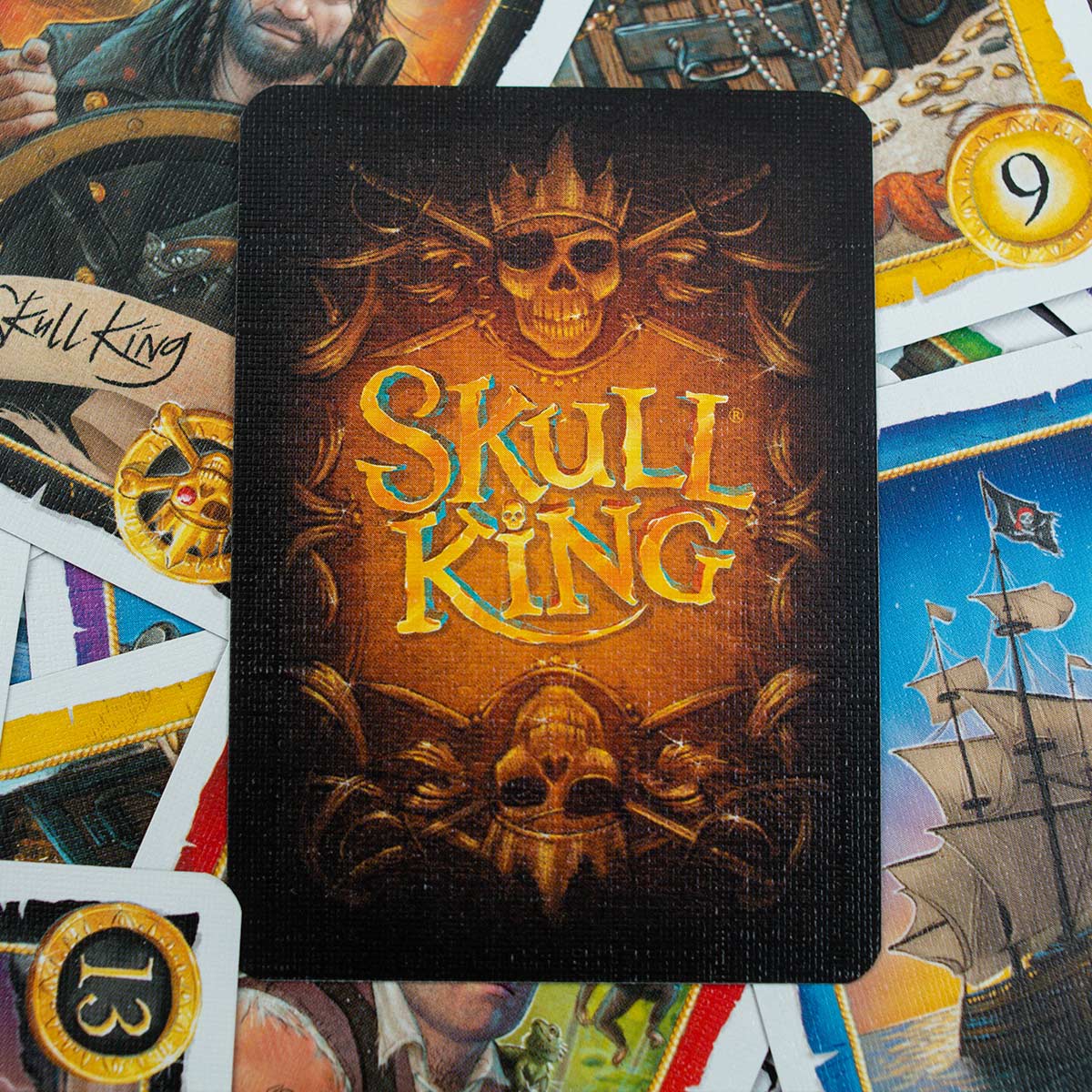 Carta negra Skull King con crono coronado y espadas cruzadas en diseño dorado