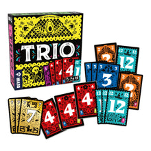 Caja del juego de cartas TRIO con diseño calaveras y papel picado junto a cartas numeradas