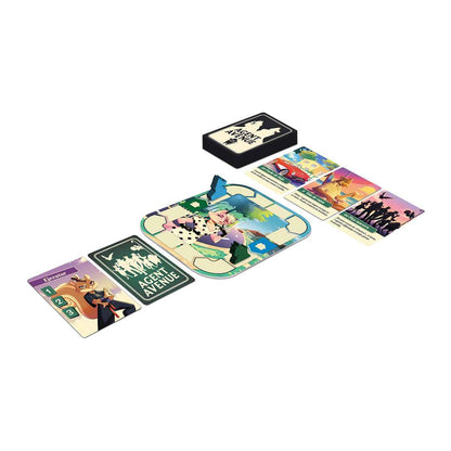 Componentes del juego de mesa Agent Avenue con tablero, cartas y fichas sobre fondo blanco