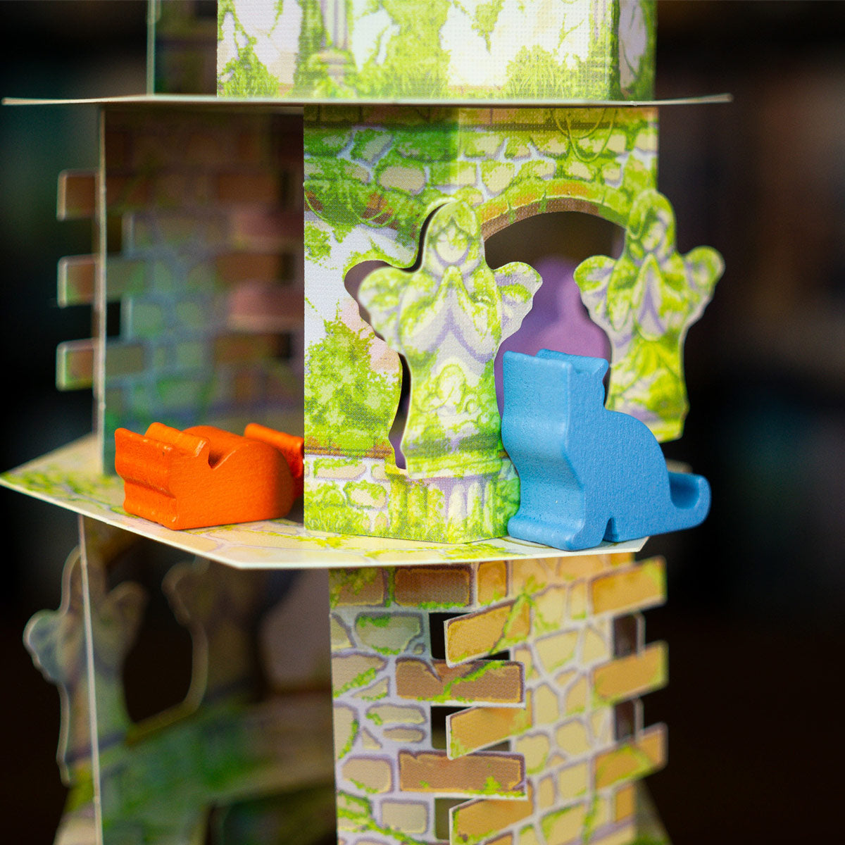 Detalle torre de cartón montada juego El Gato y la Torre con figuras de gatos