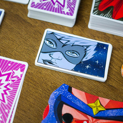 Cartas de juego estilo cómic con bordes redondeados y diseños vibrantes para Historia de Origen