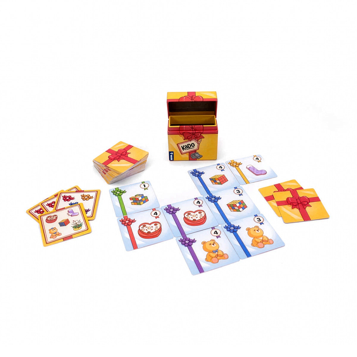 Juego de cartas Kado desmontado con ilustraciones de juguetes y cintas de colores sobre fondo blanco