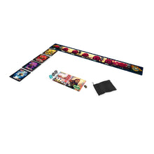Componentes del juego 7th Seal: dados, cartas de jefes, tablero y tokens metálicos