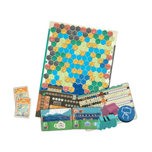 Componentes del juego de mesa Railway Boom con tablero hexagonal, tarjetas y fichas
