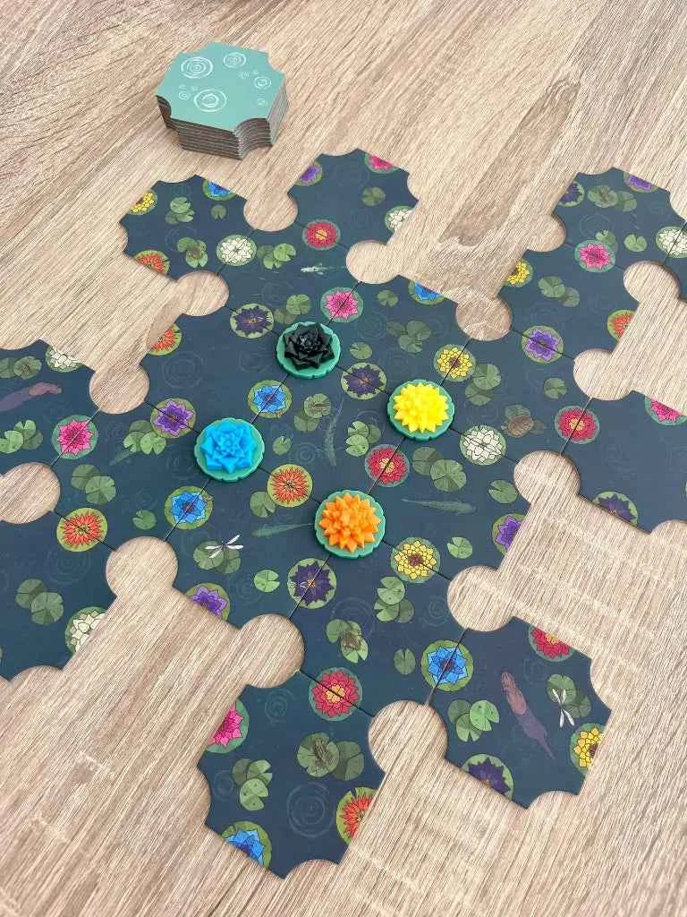 Juego de mesa A Gentle Rain Edición Floreciente con losetas de estanque y flores 3D en madera
