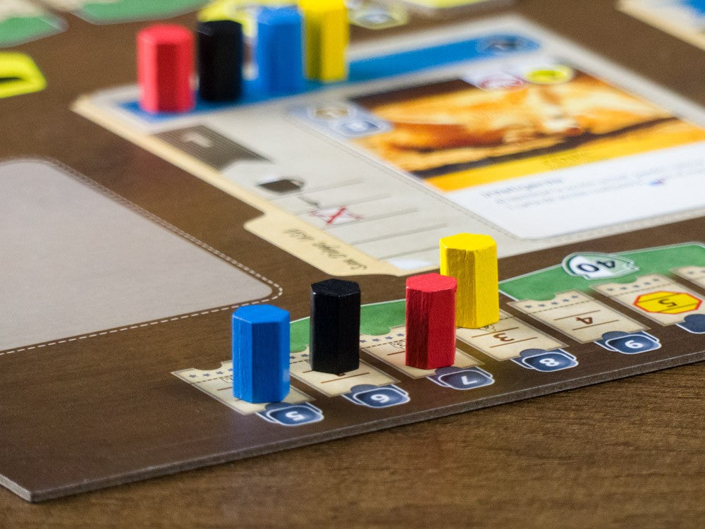 Marcadores hexagonales de colores sobre pista numérica del juego Ark Nova