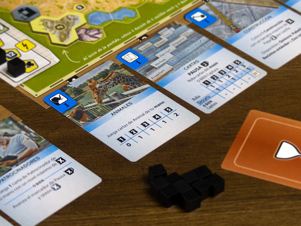 Carta de animales 'Jirafa' y fichas negras del juego de estrategia Ark Nova