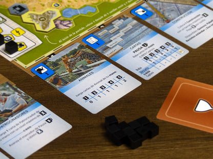 Carta de animales 'Jirafa' y fichas negras del juego de estrategia Ark Nova