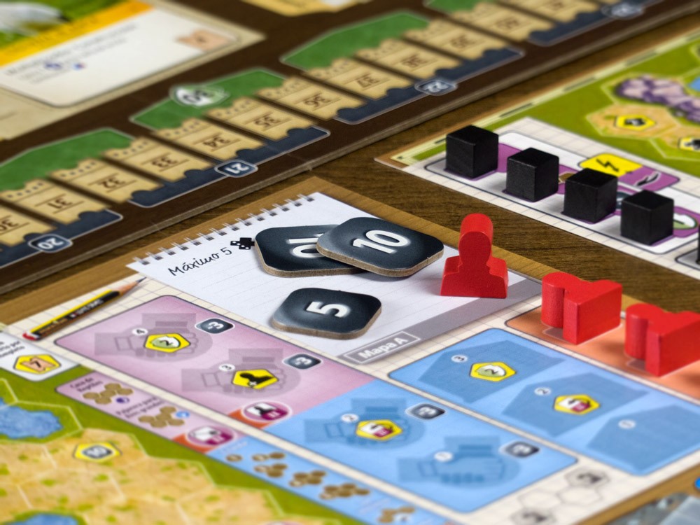 Detalles de juego Ark Nova: fichas numeradas, marcadores de madera y cuaderno de puntuación