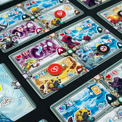 Ilustraciones de criaturas en cartas del juego de mesa Axia Slayer