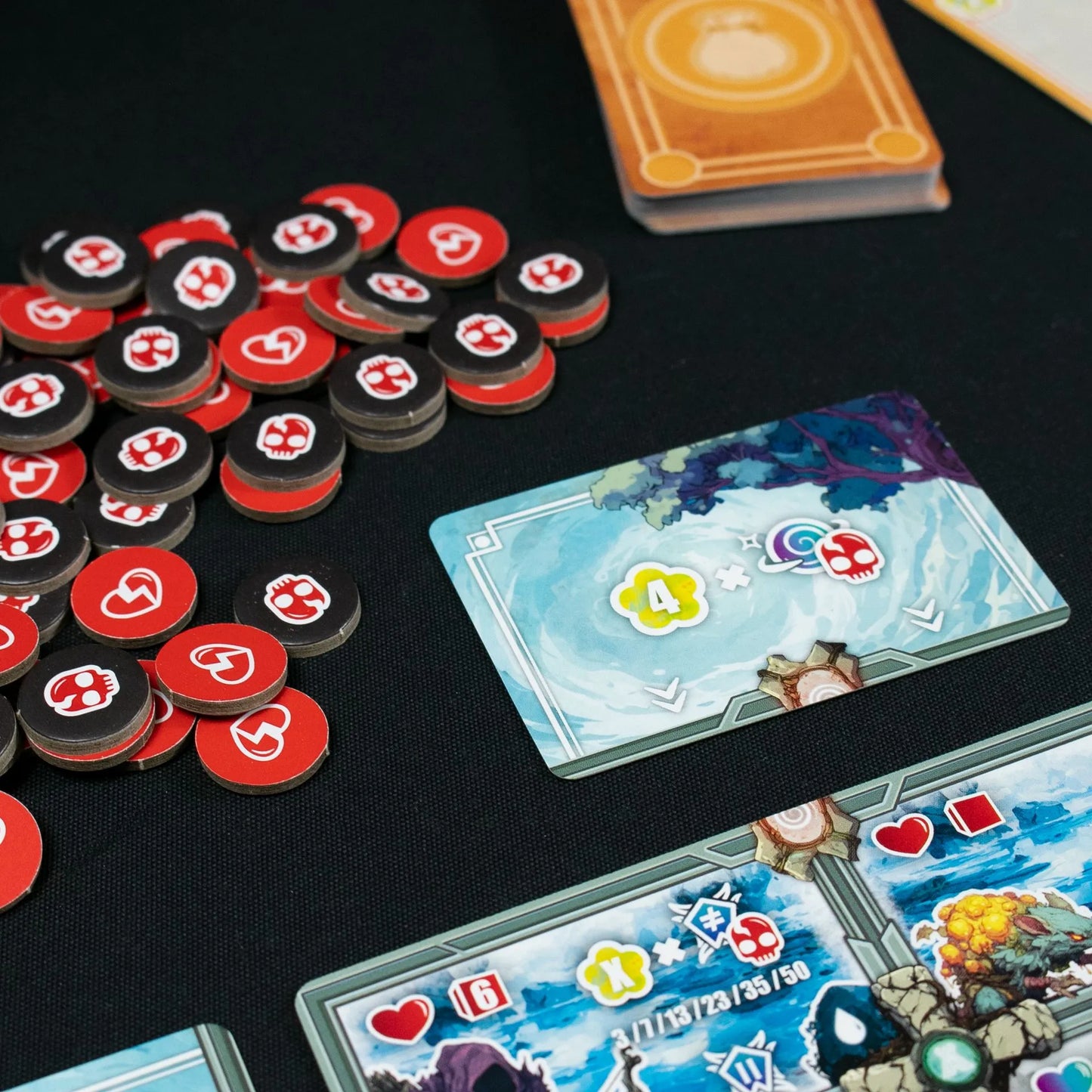 Tokens circulares negros y rojos con iconos de calaveras y corazones