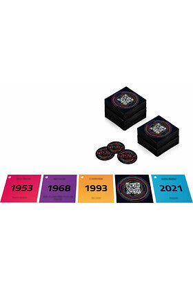 Cartas negras y fichas del juego musical HITSTER Temazos sobre fondo blanco