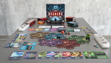 Juego de mesa Deckers completo desplegado con miniaturas y tablero hexagonal