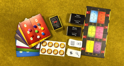 Componentes del juego de deducción Identidad Secreta MINI incluyendo cartas de personajes y fichas doradas