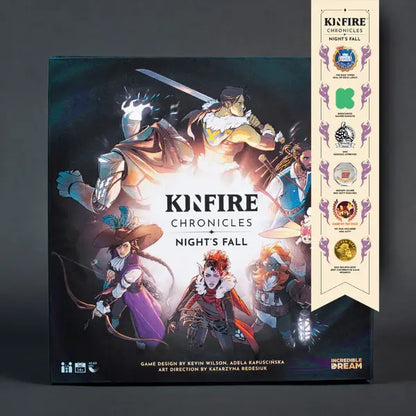 Caja frontal del juego de mesa cooperativo Kinfire Chronicles: Night's Fall con ilustración de héroes y sellos de premios