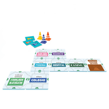 Fichas de edificios y conos del juego cooperativo Link City sobre tablero
