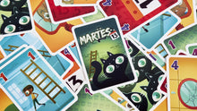 Detalle carta principal gato negro Martes 13 con ilustración infantil y bordes blancos