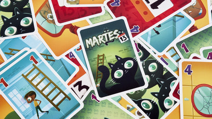 Detalle carta principal gato negro Martes 13 con ilustración infantil y bordes blancos