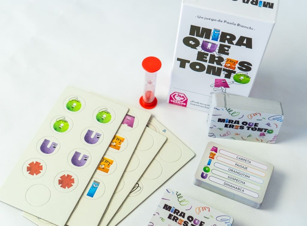 Componentes del juego de mesa party Mira que eres tonto: cartas, temporizador de arena y tarjetas