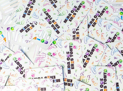 Cartas del juego de mesa Mira que eres tonto con garabatos multicolores y personajes geométricos