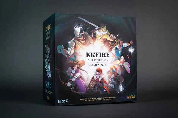 Vista lateral de la caja del juego de mesa Kinfire Chronicles: Night's Fall con título vertical y diseño oscuro
