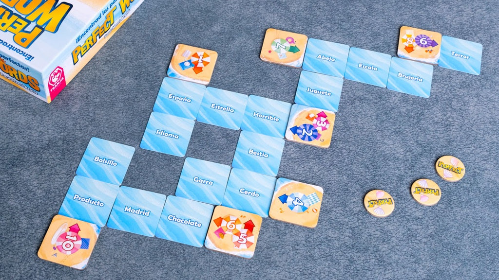 Caja del juego Perfect Words con cartas temáticas y fichas amarillas