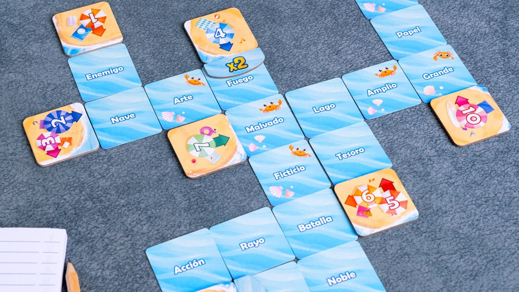 Juego de mesa Perfect Words con cartas azules y naranjas formando crucigrama